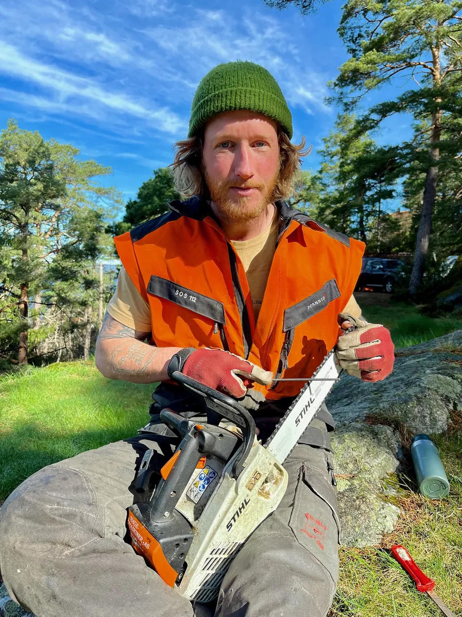 Arborist Marius Hansen filer motorsagkjede, Nord Trepleie Ringerike
